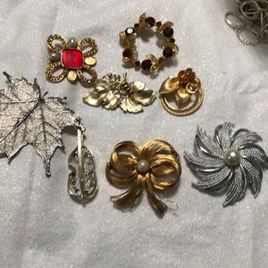 Eight vintage brooches one by Sarah Coventry